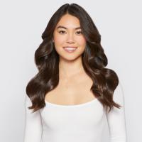 Nasmejana ženska z oblikovano pričesko