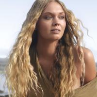 Rezultat uporabe Paul Mitchell HydroCream Whip na dolgih valovitih laseh