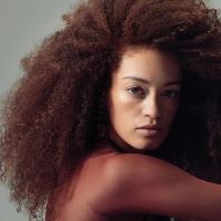 Model z bujnimi kodri