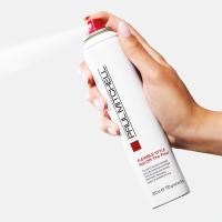 Ženska uporablja Paul Mitchell Hot Off The Press pred uporabo likalnika