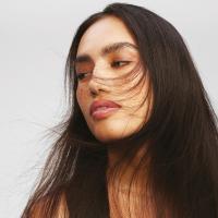 Rezultat uporabe Clean Beauty Everyday – sijoči in gladki lasje