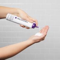 Nanašanje Paul Mitchell Extra-Body Sculpting Foam pene na dlan.