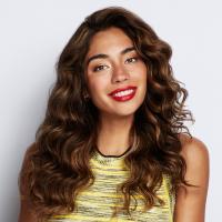 Model z voluminoznimi kodrastimi lasmi Paul Mitchell