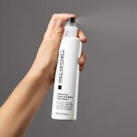 Paul Mitchell Freeze and Shine Super Spray v akciji – pršenje za močno obstojnost in sijoč finiš.