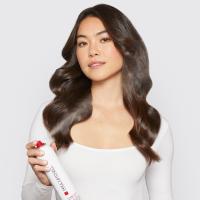 Model z valovitimi lasmi in lakom Paul Mitchell