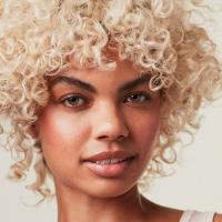 Model z blond kodri – nega za sijoč, definiran blond videz