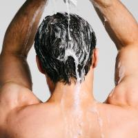 Umivanje las s šamponom Paul Mitchell Clear