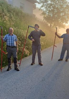 Ob sončnem vzhodu so se na košnjo odpravili (z leve): Franc Potočnik, Blažonov iz Čabrač, Janez Homec, Čumov iz Studora, in Ivan Likar, Izgorcov iz Čabrač. FOTO: MILAN ČADEŽ