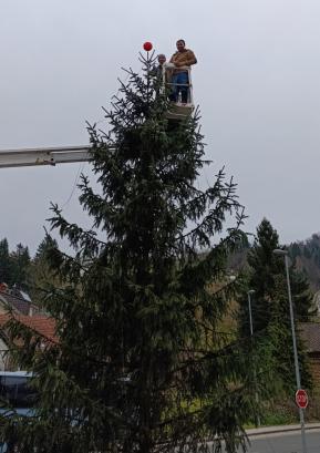 Pri okraševanju jelke je z dvižno košaro priskočil na pomoč tudi Matej Primožič s Trebije. FOTO: AJDA BEKŠ