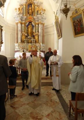 Škof Anton Jamnik skupaj z župnikom Marjanom Lampretom blagoslavlja križev pot, ki so ga restavrirali z darovi dobrotnikov. FOTO: JURE FERLAN