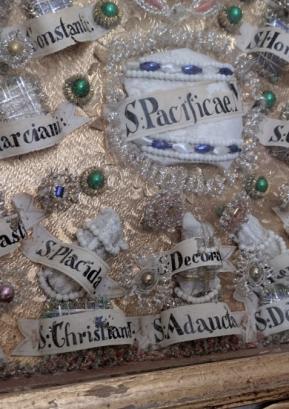 V okrašenih zavojčkih so deli kosti svetnikov, ki so živeli pred več kot 1700 leti. FOTO: JURE FERLAN