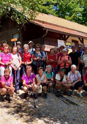 Člani Društva upokojencev za Poljansko dolino Gorenja vas se najmnožičneje udeležujejo planinskih izletov. Na fotografiji pohodniki na Malo goro 12. avgusta 2021. FOTO: VLADIMIR KORAČIN