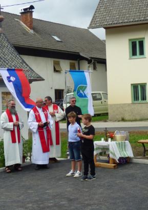 Prisotni so prisluhnili pomenljivim besedam pobudnika postavitve znamenja Franca Arnolja. FOTO: JURE FERLAN