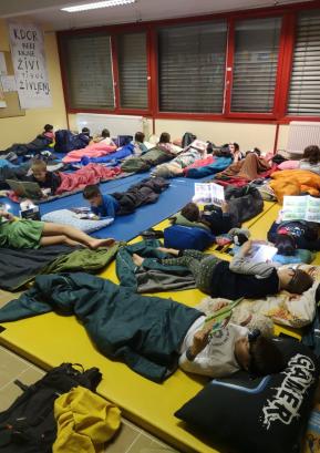Navdušeni bralci 3. a berejo tudi ponoči. Foto: arhiv šole