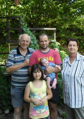 Andrej Bolčina z vnukom Mihom, s pravnukinjama (zdaj 15-letno Niko in 7-letno Lano) ter hčerko Manico Foto: arhiv Andreja Bolčine