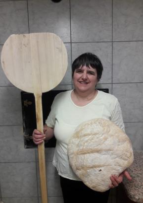 Nežka Demšar na teden speče do dvesto kilogramov kruha. FOTO: OSEBNI ARHIV