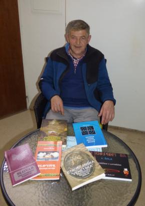 Dušan Škrlep s svojimi knjigami
