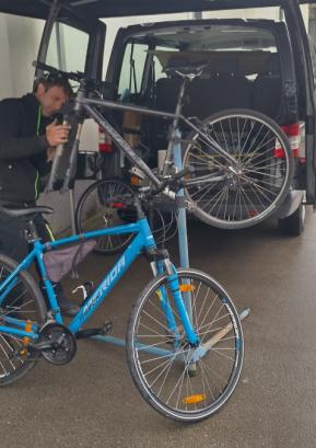 Tudi letos je pred Sokolskim domom v Evropskem tednu mobilnosti potekal pregled koles. FOTO: JURE FERLAN