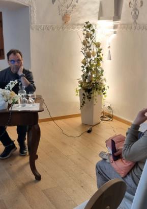 O pomenu poljanskega narečja in njegove izrazne moči pri delovanju ljubiteljskega gledališča v Poljanah je spregovoril avtor besedil v narečju ter igralec in režiser Andrej Šubic. Foto: Mateja Rant