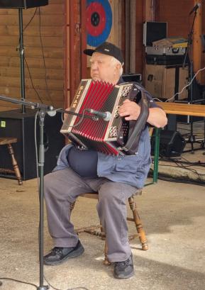 Najstarejši udeleženec je bil s 86 leti Ivan Simonič, ki se že vrsto let udeležuje srečanja na Ermanovcu. Foto: Mateja Rant