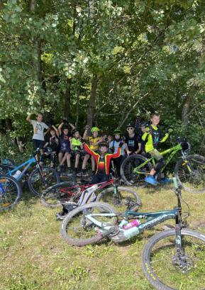 Zadnji teden avgusta je v Gorenji vasi potekal prvi MTB kamp, ki se ga je udeležilo deset otrok iz Gorenje vasi in Žirov. FOTO: ALEKSANDRA RADOSAVAC