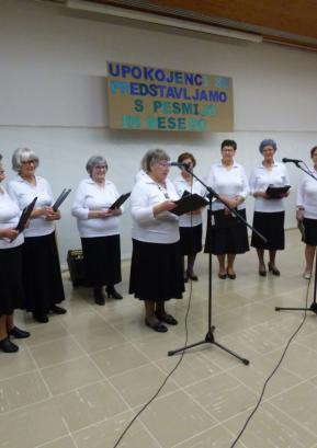 Članice skupine Klas so bile pobudnice za prireditev Upokojenci se predstavljamo s pesmijo in besedo. FOTO: JURE FERLAN
