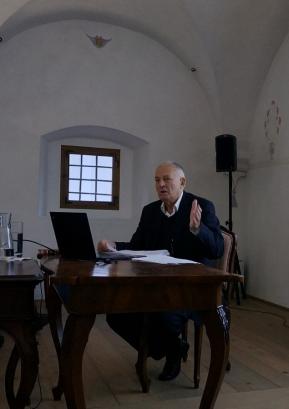Dr. Franc Križnar je na Visokem predaval o glasbi izza časov nastanka Visoške kronike. Foto: Maja Čadež