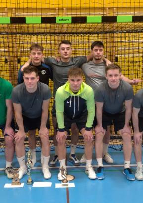 Zmagovalec gorenjevaškega Božičnega turnirja je bila ekipa s pomenljivim imenom ŠD Prvak iz Horjula. FOTO: JURE FERLAN