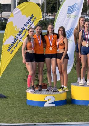 Rubi Lauseger, Ema Klemenčič, Jerica Strel in Lara Burjek so osvojile drugo mesto v štafeti 4 x 100 m na Atletskem pokalu Slovenije za pionirke U16 v Kopru. FOTO: ARHIV KLUBA
