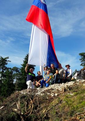Ekipa Poljancev po postavitvi zastave na Kuclju 21. junija 2016 Foto: arhiv KS Poljane