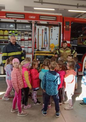 Prostovoljni gasilci so otrokom na prijazen način predstavili svoja vozila, opremo in delo. FOTO: ARHIV VRTCA