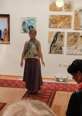 Nekatera dela z razstave Mojce Pintar, ki so jo v začetku septembra odprli v Galeriji Krvina, si je mogoče ogledati v knjižnici v Gorenji vasi. FOTO: ARHIV KNJIŽNICE