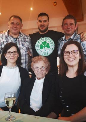Vera z vnuki: Vesna (levo), Zdenka (desno), Silvo, Boris in Branko (stojijo od leve proti desni). Foto: Arhiv družine Bogataj