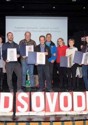 Dobitniki častnih znakov Planinske zveze Slovenije FOTO: BOJAN TAVČAR