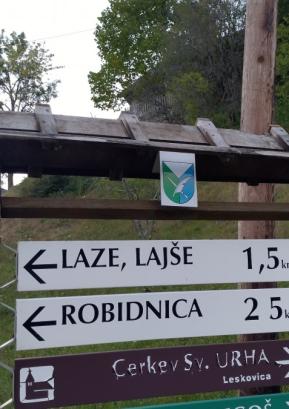 Nepridipravi so prišli vse do Leskovice, kjer so ukradli strešico z označevalne table. Foto: Jure Ferlan