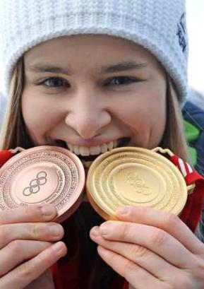 Nika Križnar se je iz Pekinga vrnila z zlato in bronasto medaljo. FOTO: GORAZD KAVČIČ