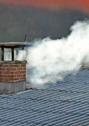 K onesnaženosti zraka večino prispevajo individualne kurilne naprave in promet. Fotografija je simbolična. FOTO: ARHIV GORENJSKEGA GLASA