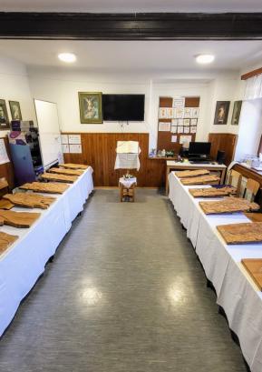 Razstava petnajstih lesenih reliefov domačega umetnika Petra Jovanoviča Foto: Janez Dolenc