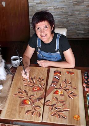 Lidija Debelak v svojem ateljeju poleg reliefov izdeluje tudi uhane in broške ter voščilnice. FOTO: VITO DEBELAK