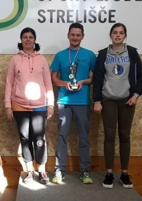 (Od leve proti desni) Olga Justin, Krištof Kučić in Manca Košir so se veselili zmage v kategoriji serijska OPEN. Foto: arhiv SD Gorenja vas