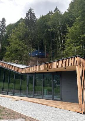 Nova pridobitev v Družinskem parku Log je tudi gostinski paviljon. FOTO: ARHIV OBČINE