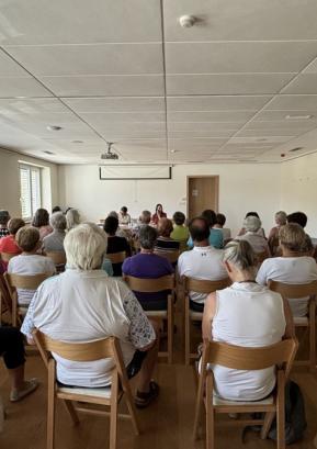 Informacijam o dolgotrajni oskrbi je v Gorenji vasi prisluhnilo precej občanov. FOTO: LUCIJA KLEMENČIČ