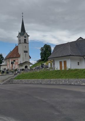 Novo parkirišče pri pokopališču v Stari Oselici FOTO: JURE FERLAN