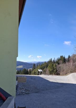 Nov defibrilator na stanovanjski hiši v Zadobju. FOTO: ARHIV OBČINE