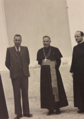 Škof dr. Andreas Rohracher (drugi z desne) ob birmi pred cerkvijo na Trati 28. aprila 1943, skrajno levo p. Rudolf Besel FOTO: JOŽE KALAN