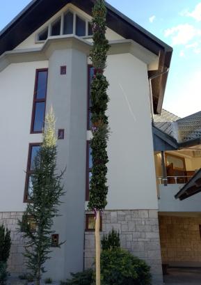 Letošnja poljanska butara velikanka je zelo visoka. FOTO: JURE FERLAN