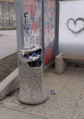 Poškodovani betonski koš za smeti pri Osnovni šoli Poljane FOTO: JURE FERLAN