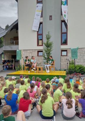 Posebna gostja oratorija v Poljanah je bila skakalka Ema Klinec, ki je otrokom povedala marsikaj zanimivega, odgovarjala pa je tudi na njihova vprašanja. FOTO: JURE FERLAN