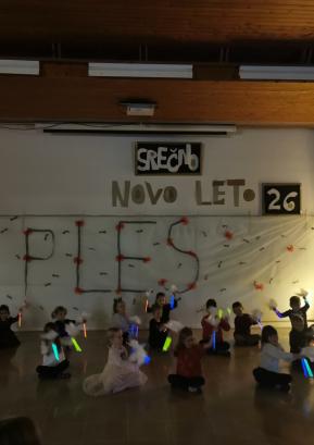 Plesna zavozlana pentlja plesalcev, ki plešejo pod mentorstvom Petre Slabe FOTO: LIDIJA RAZLOŽNIK ČEFERIN