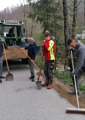 Na Hotavljah so se domačinom pridružili tudi zaposleni iz podjetja Marmor Hotavlje. FOTO: GAŠPER ČADEŽ